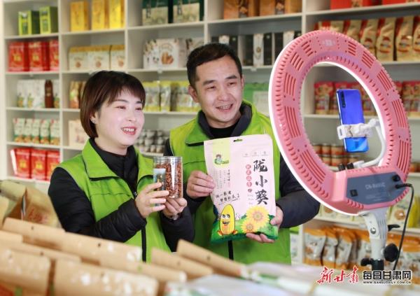隴南市成縣陳院鎮(zhèn)隴小南帶貧電商基地，主播正在直播銷售“土年貨”。：（圖片一）李旭春攝影.JPG
