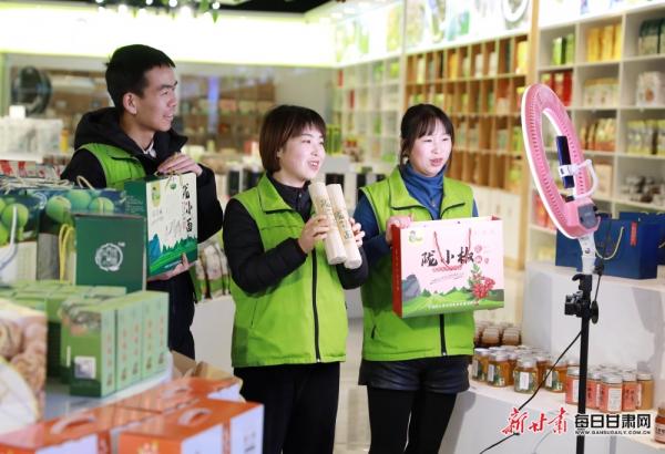隴南市成縣陳院鎮(zhèn)隴小南帶貧電商基地，主播正在直播銷售“土年貨”。：（圖片2）李旭春攝影.JPG