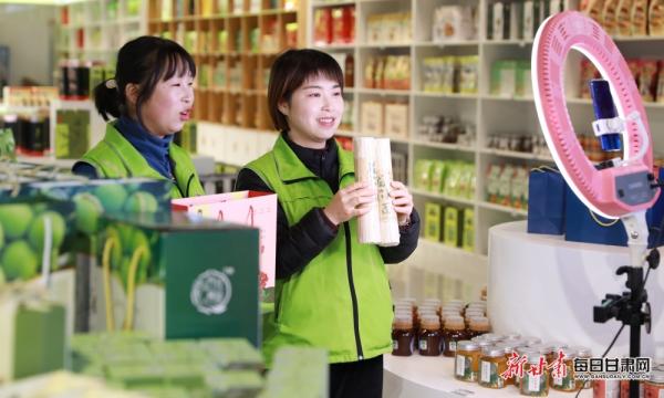 隴南市成縣陳院鎮(zhèn)隴小南帶貧電商基地，主播正在直播銷售“土年貨”。：（圖片4）李旭春攝影.JPG